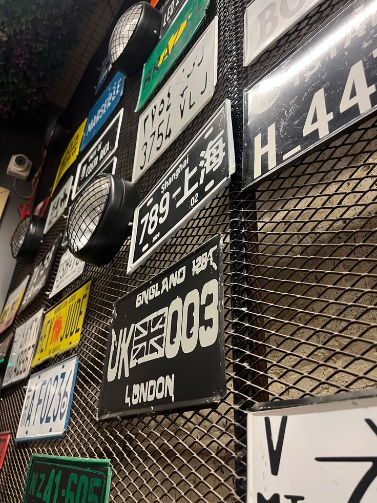 Arched tunnel plate display